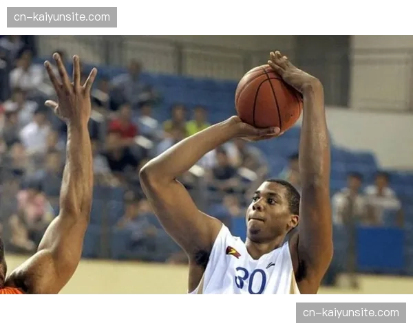 上海防守端内线护框工作出色 怀特塞德力保篮板与防守